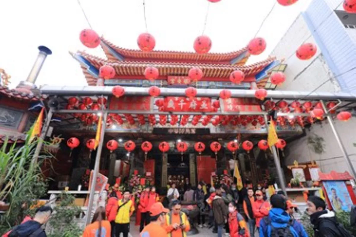 保安宮75周年慶典遶境祈安  信眾設香案迎五府千歲