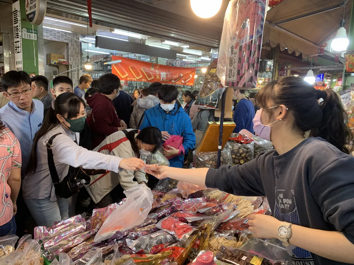 採買年貨 三鳳中街人潮爆棚