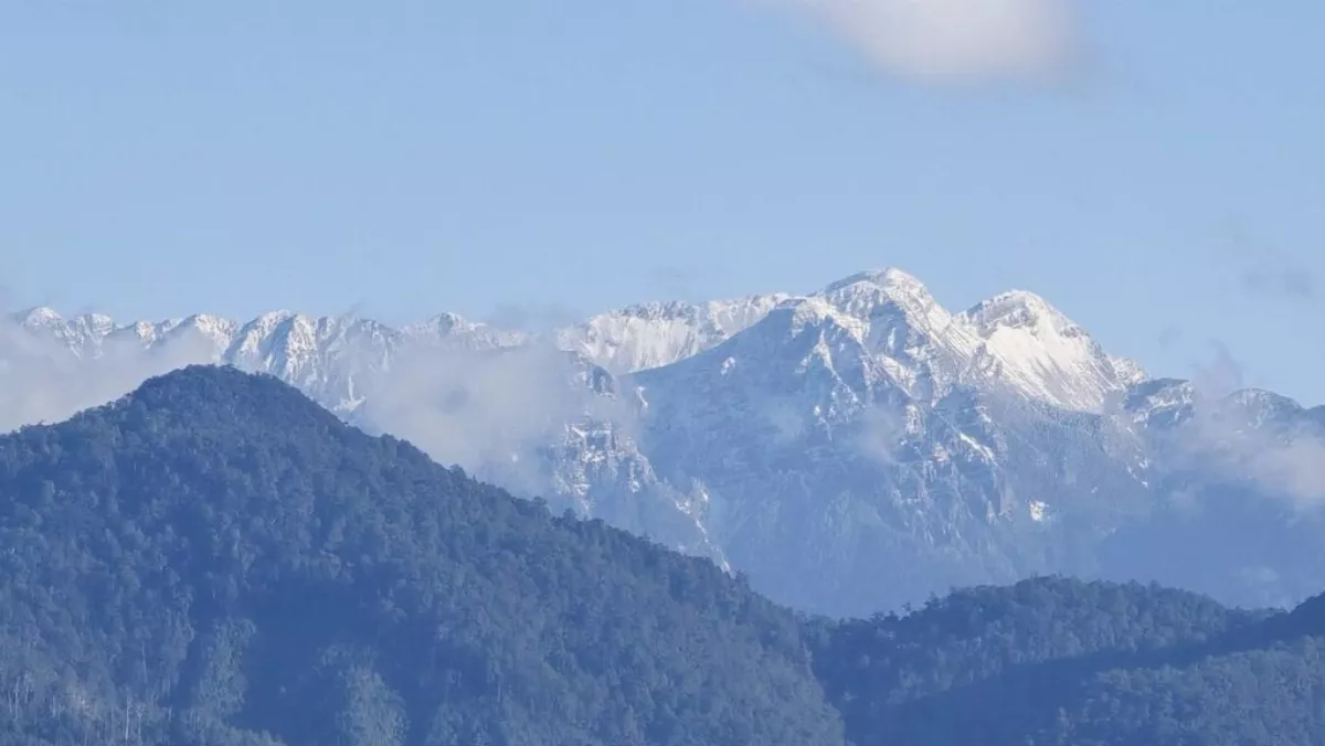 雪霸聖稜線白頭 冷氣團接連影響高山積雪逾15公分
