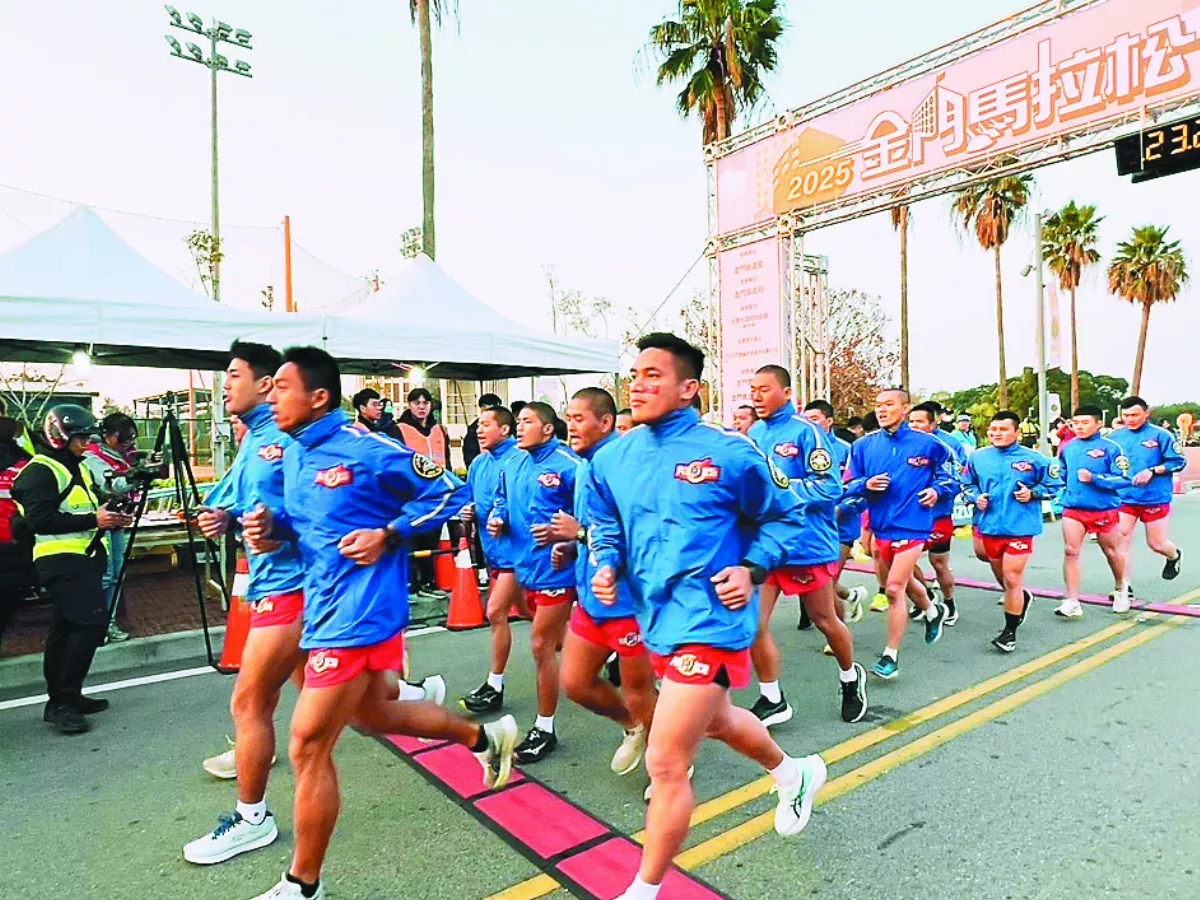 金門馬拉松 蛙人列隊競跑 