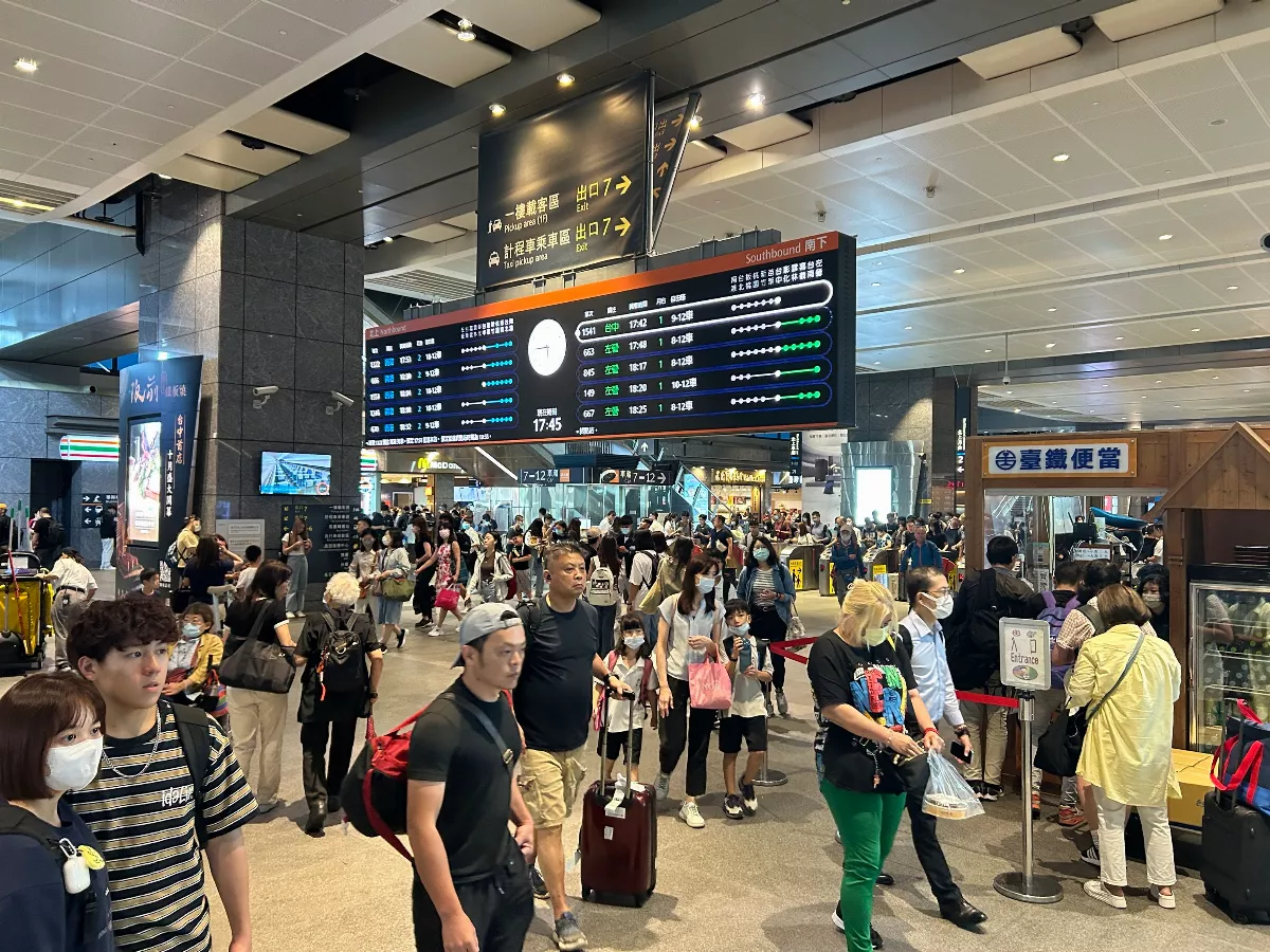 因應春節人潮 高鐵台中站採候車燈號管制