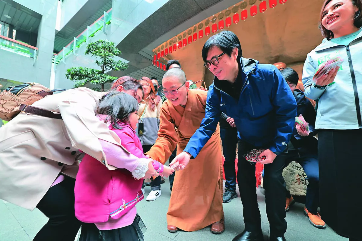 南屏別院迎新年 陳其邁送祝福