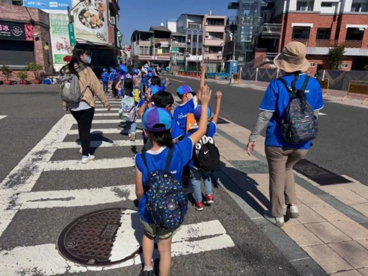 助孩子安心邁開步伐   南市推學童舉手過馬路安全運動