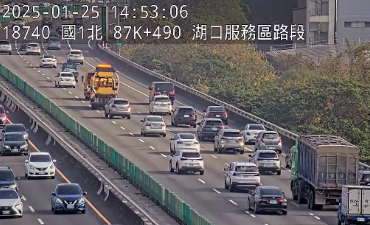 高公局估小年夜前日南向車流達1.3倍 35處開放路肩