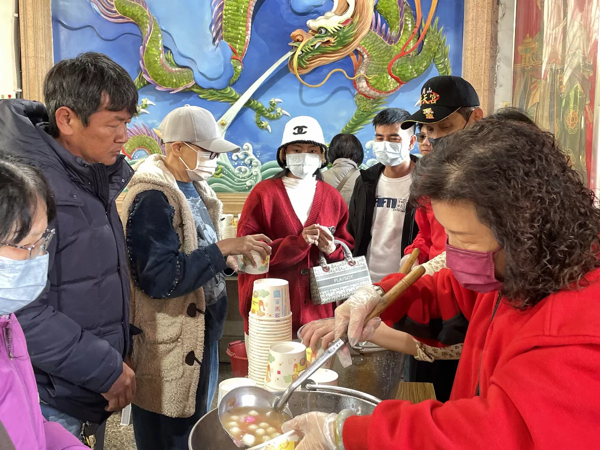 走春拜廟祈福 信眾拿福袋、大啖湯圓壽麵求錢母  