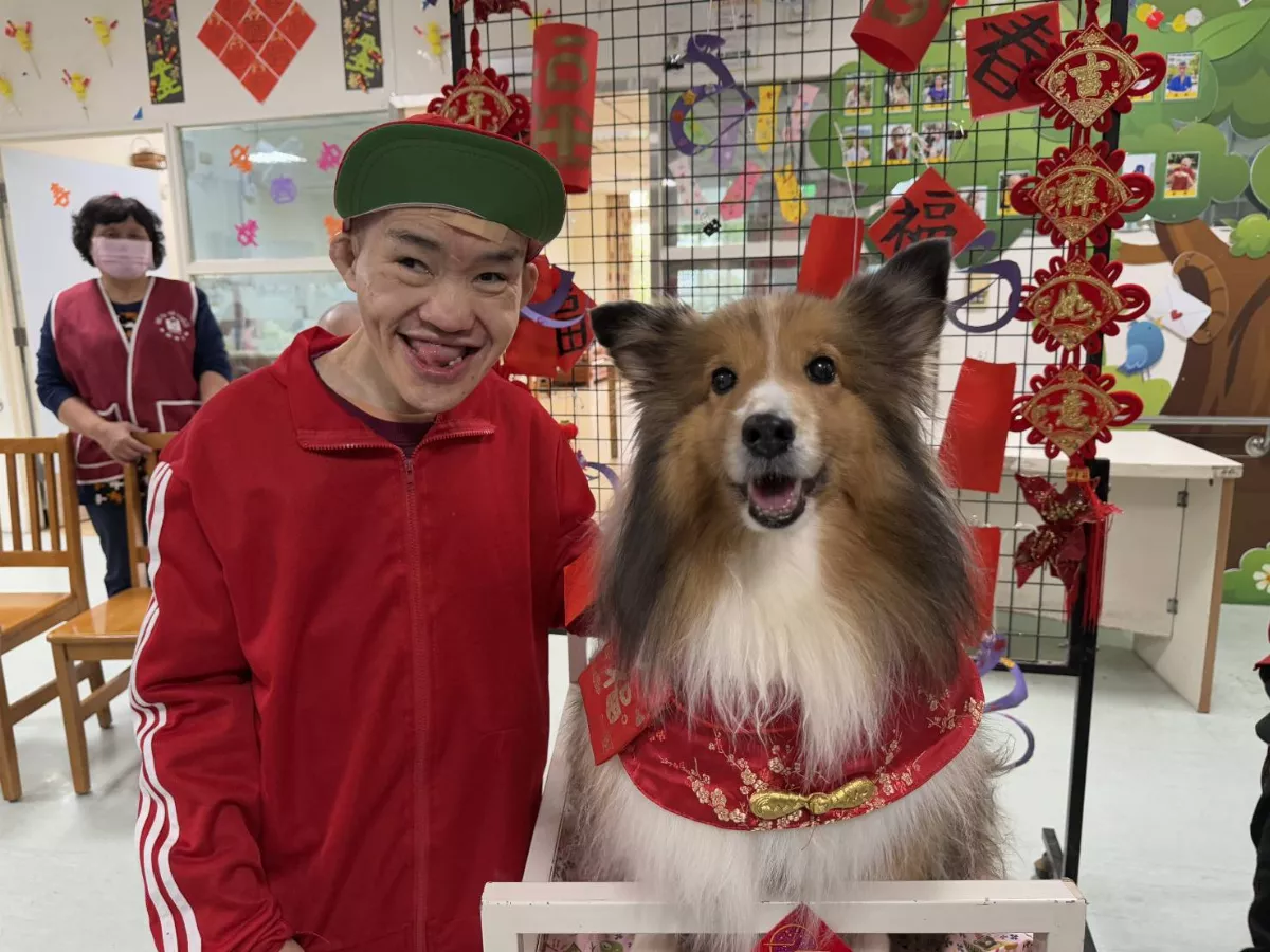 憨兒過新年 狗醫生丹丹陪伴輔助復健歡樂過節 