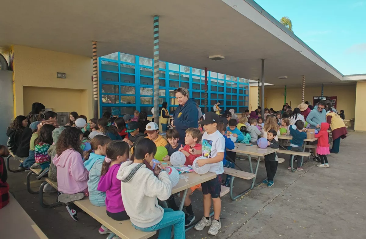 Cultural Exchange via Lantern Paintings conveying Blessings to the world