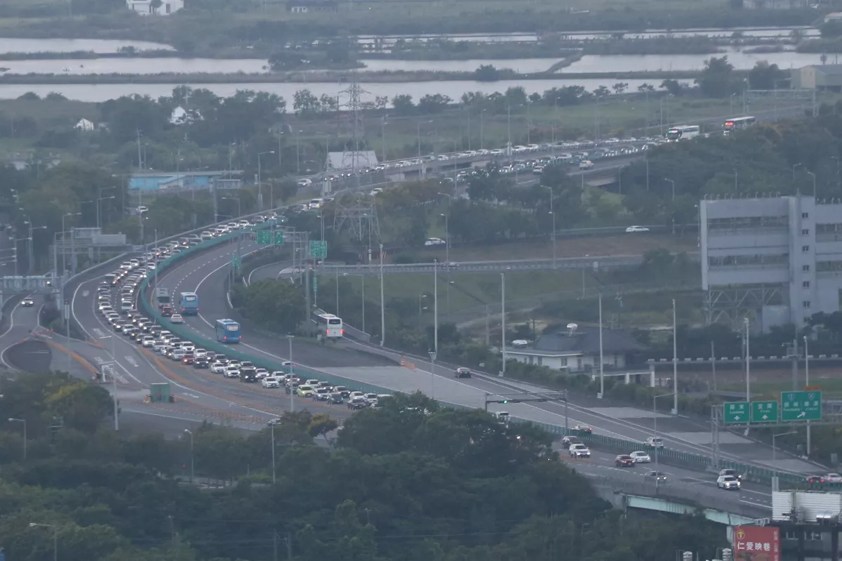 補班日隔天北上恐塞 周日國5實施高乘載