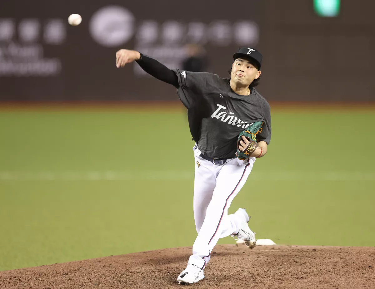 經典賽／陳柏毓報到讓張育成打斷棒 俏皮展示「TAIWAN」帽Tee