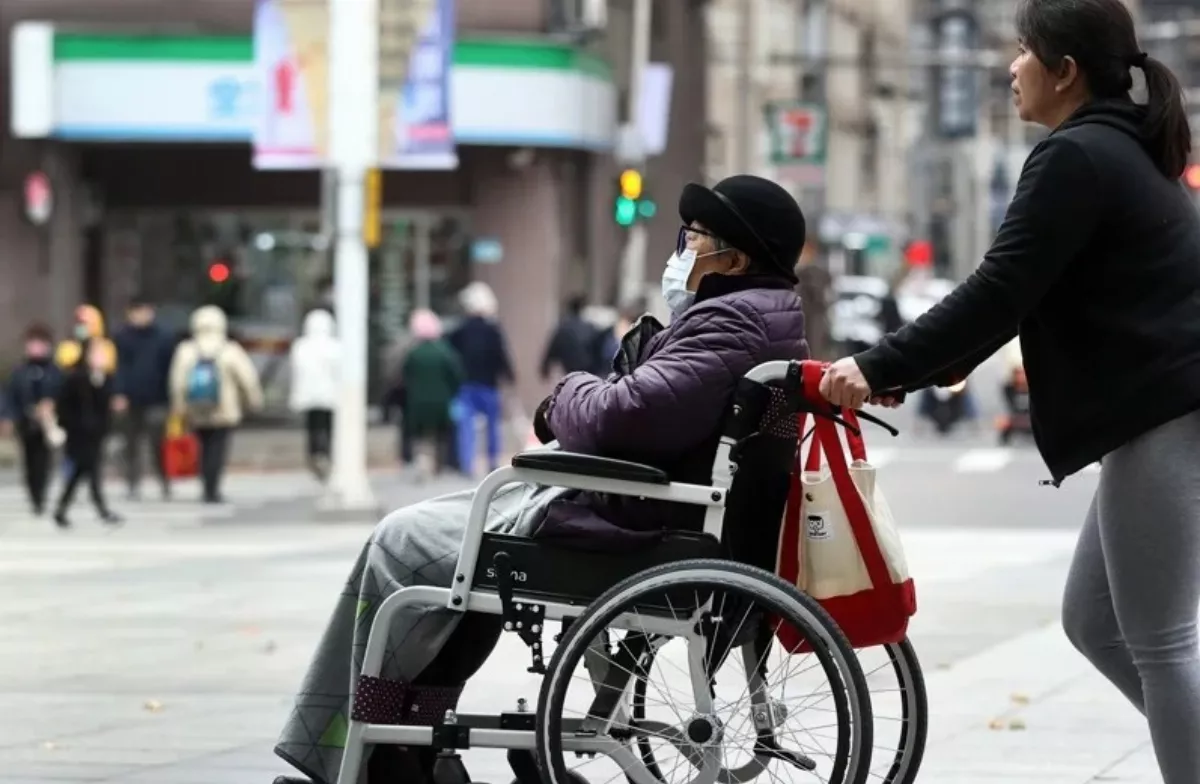 立院通過8旬長者聘外籍看護免評 勞部指最快今年底上路