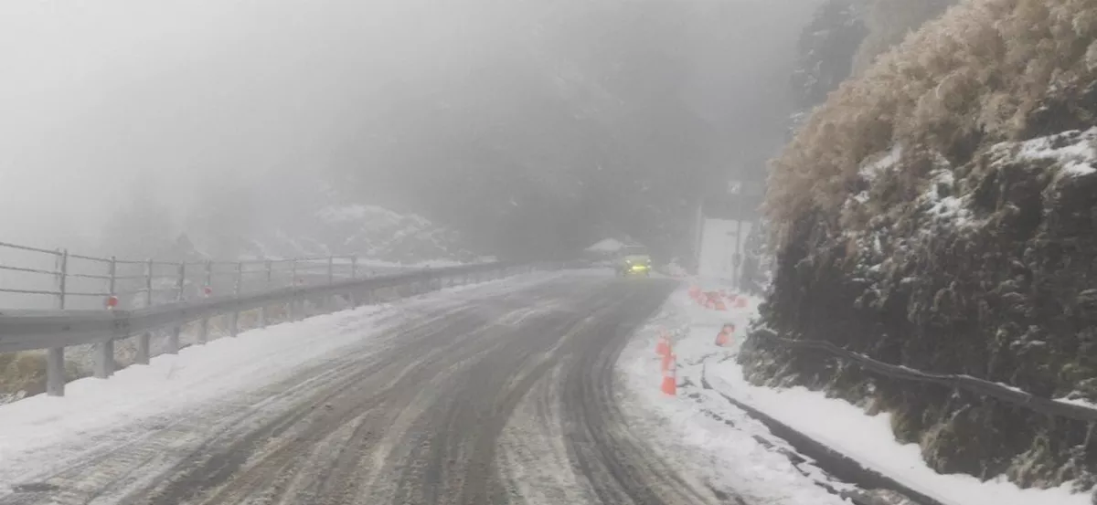 合歡山降雪道路結冰 台14甲翠峰至大禹嶺夜間封閉