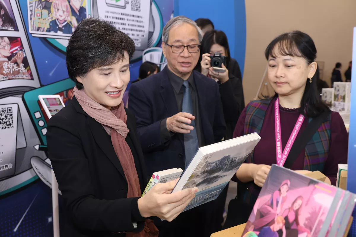 行政院副院長鄭麗君書展掃書 滿好滿買