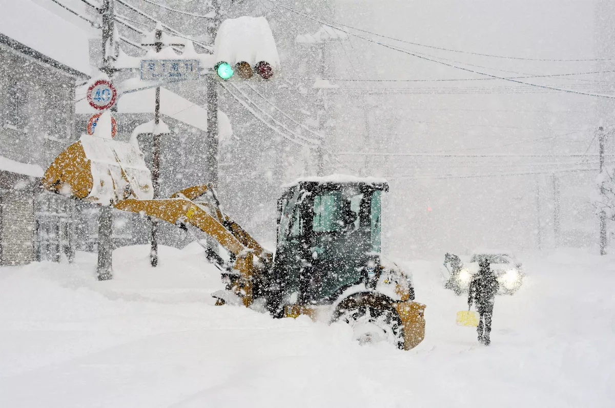 日本最強寒流發威 雪景迷人但交通受阻
