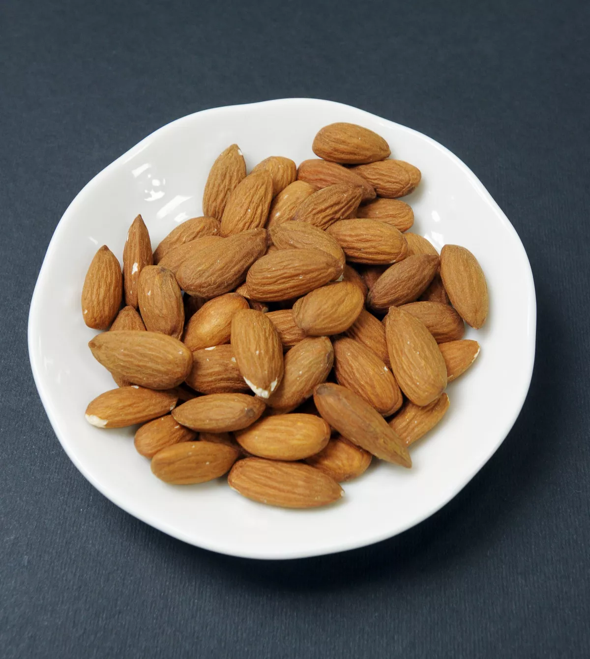 苦杏仁生食有毒 中醫師：炒製、煮沸後入藥可治呼吸道病症