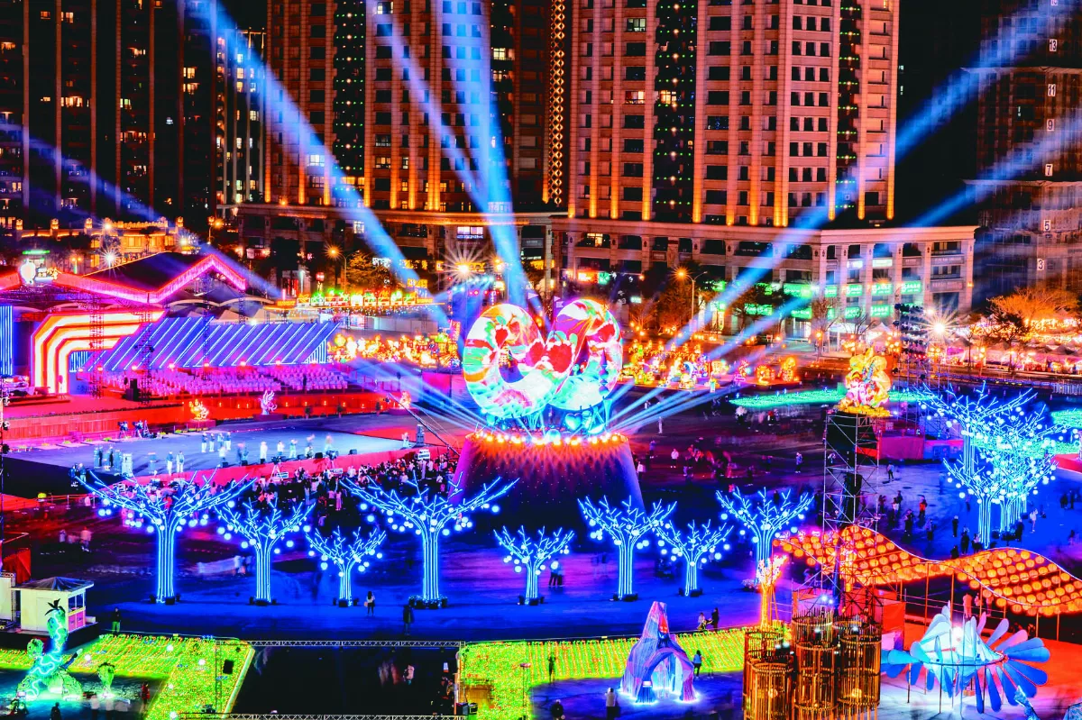 台灣燈會點燈 無限樂園科技感十足