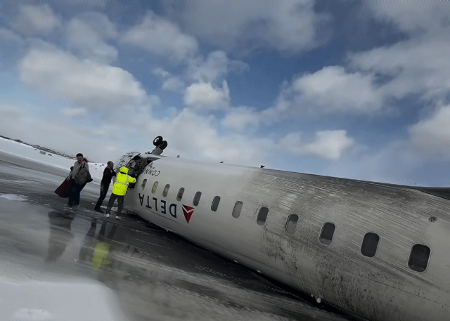 美航空業不平靜   達美航空降落多倫多機場翻覆