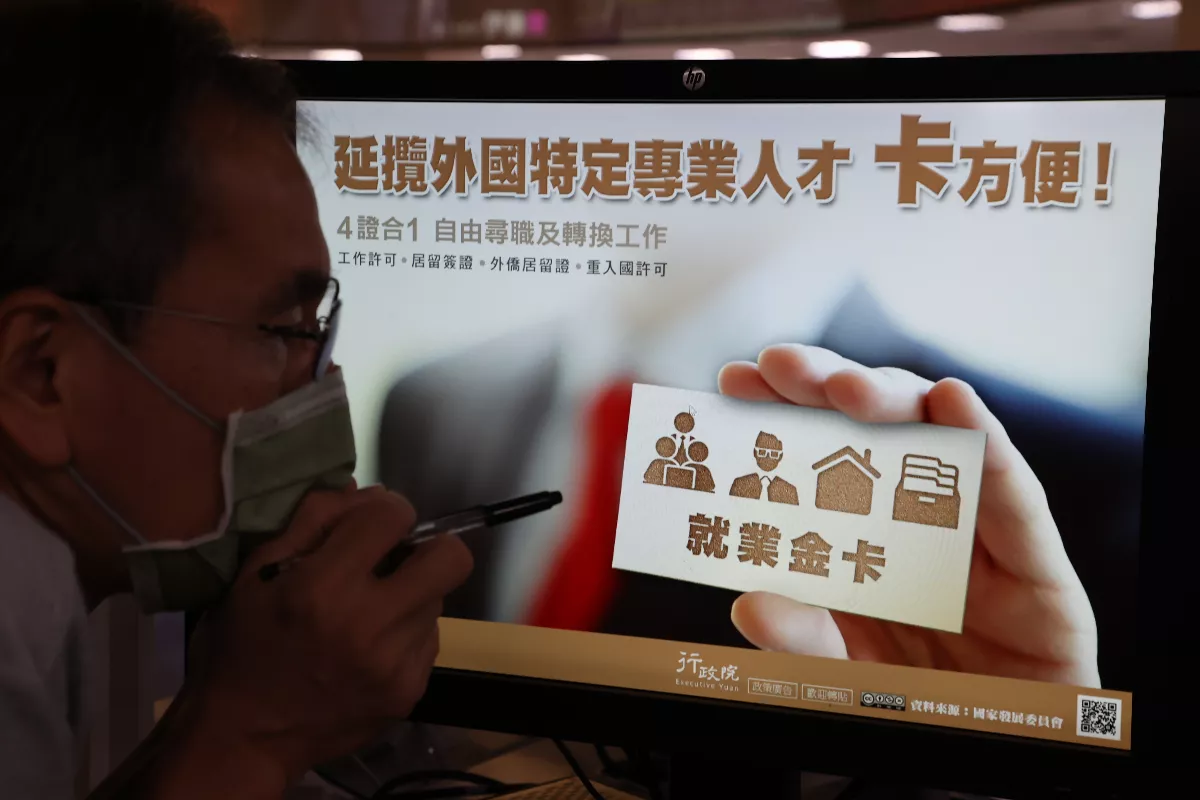 就業金卡核發數破萬 經濟及科技領域居次