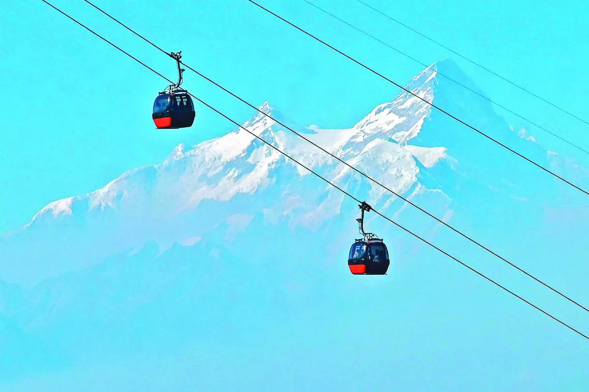 加德滿都郊區 纜車往來山巔