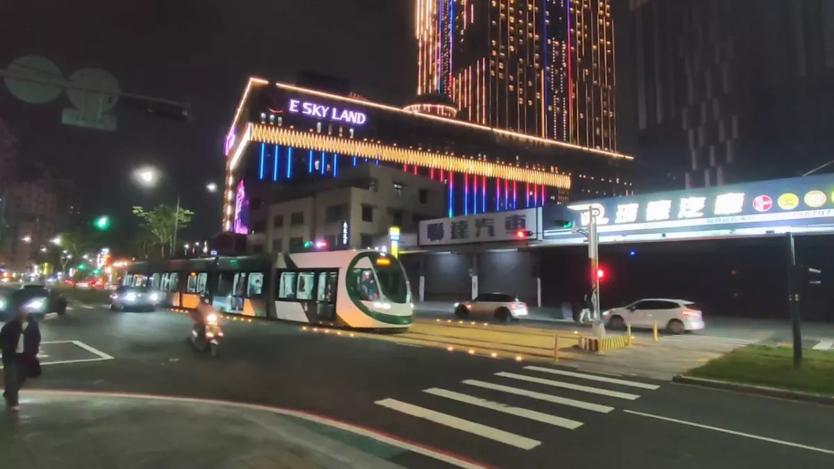 防擦撞「亮」招 高雄輕軌2路口設地面警示燈