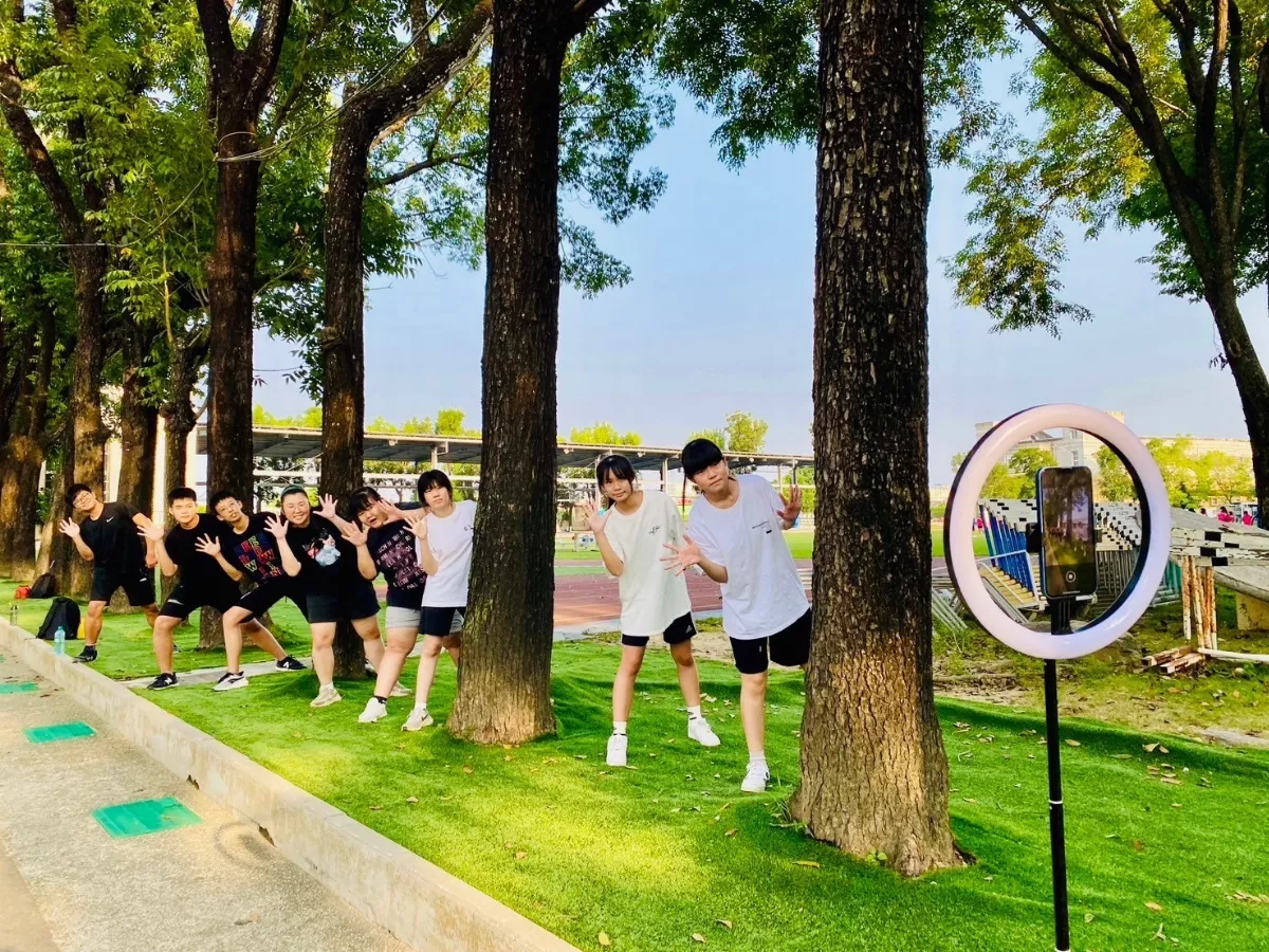 藝術結合科技  國中生用光影探索美學