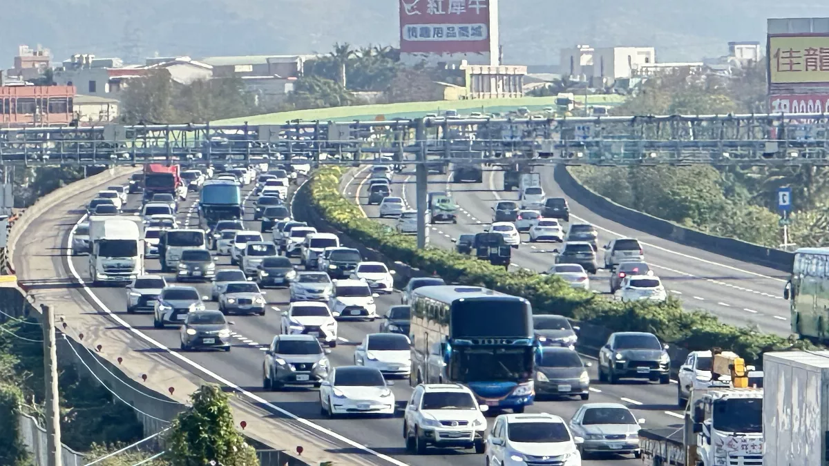 228連假首日 國道湧車潮