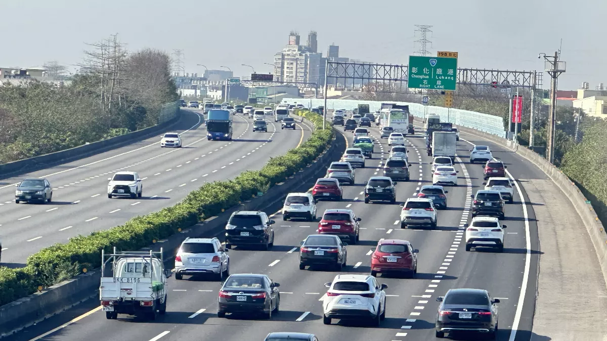天氣晴朗出遊多 國道中部南下路段部分「紫爆」