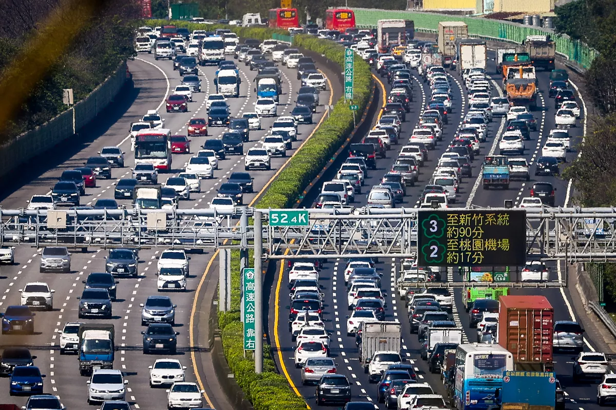國道湧現大量車潮 高公局籲多利用大眾運輸或省縣道
