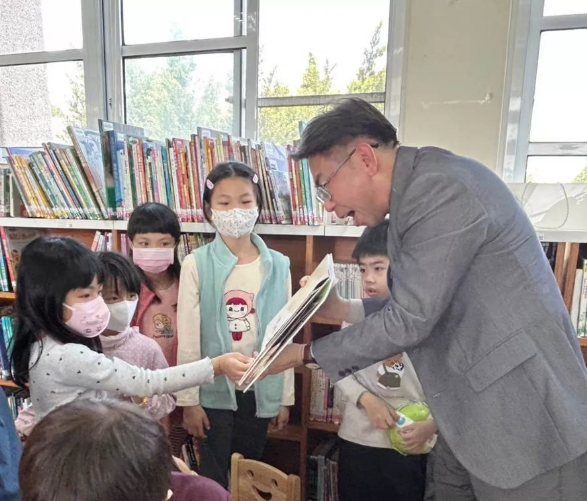 故事百寶箱 校長化身「小安船長」說故事