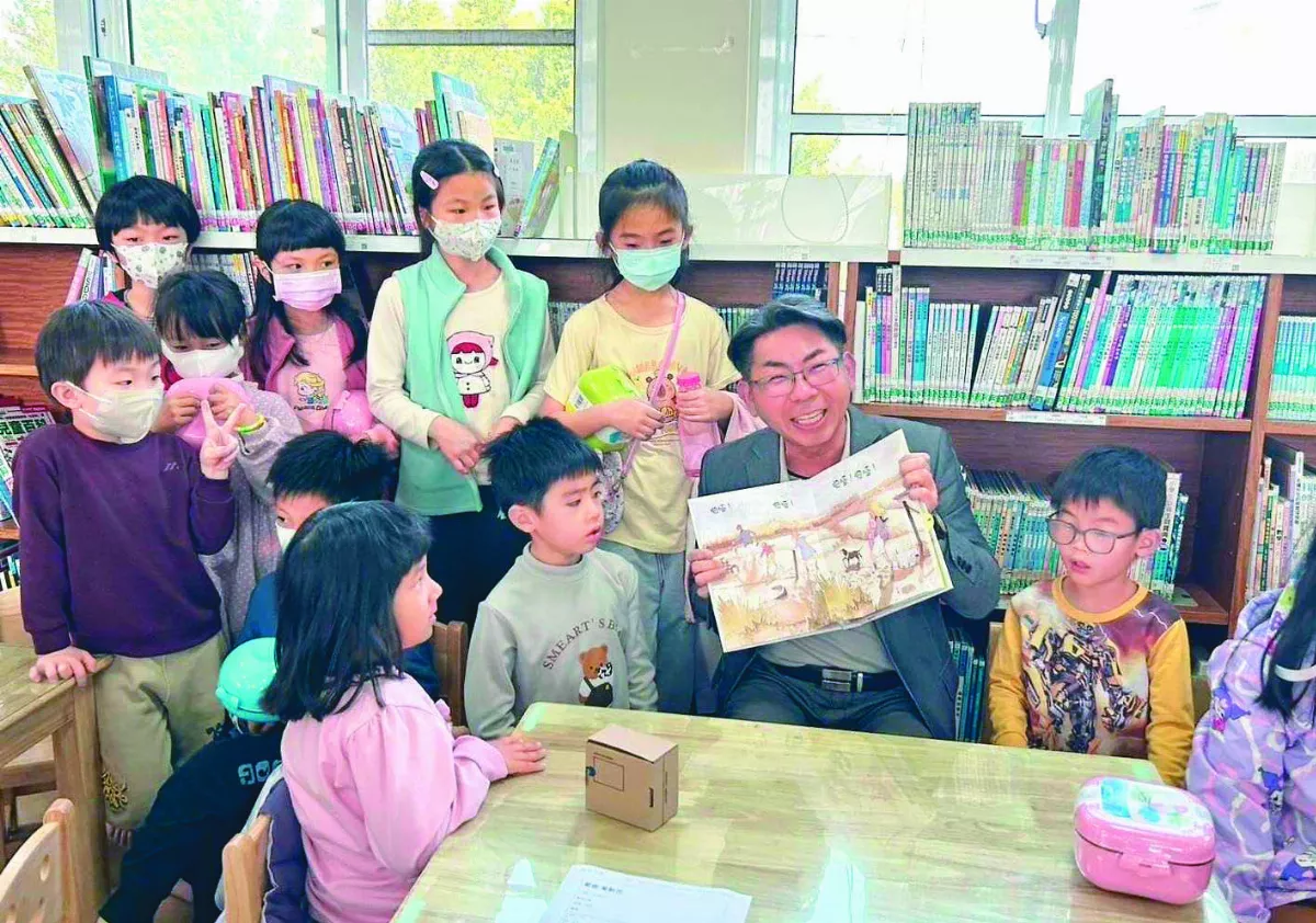 校長化身小安船長 為學童說故事