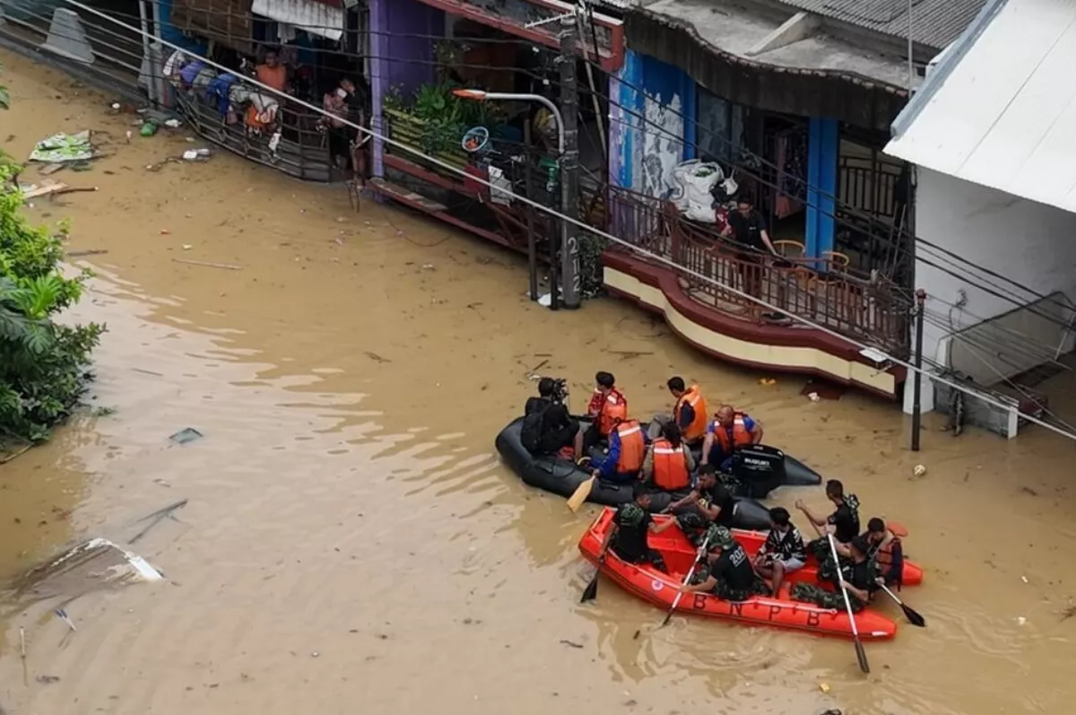 雅加達地區暴雨 水淹最高8公尺逾萬人撤離
