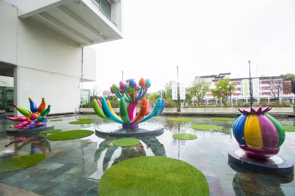 賴純純「黑潮」展回顧50年創作 〈希望之花〉前進大阪世博