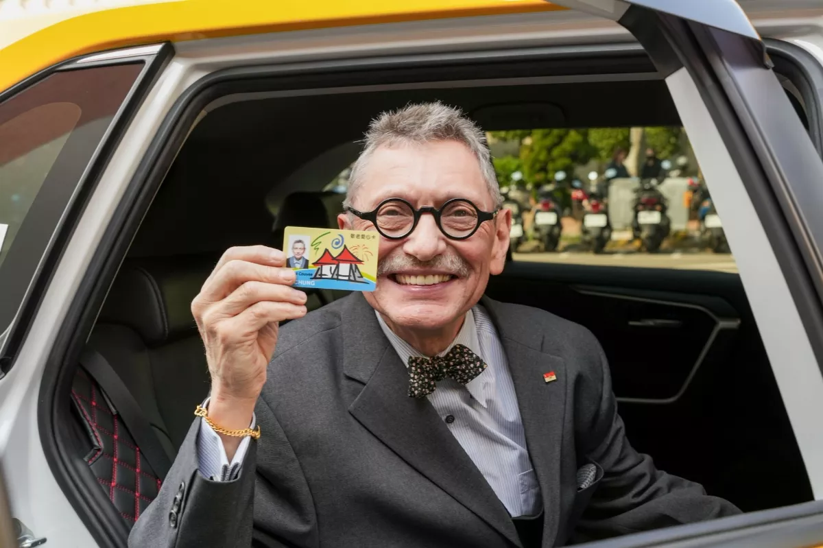 台中市第1人 加籍老師利昂領敬老愛心卡