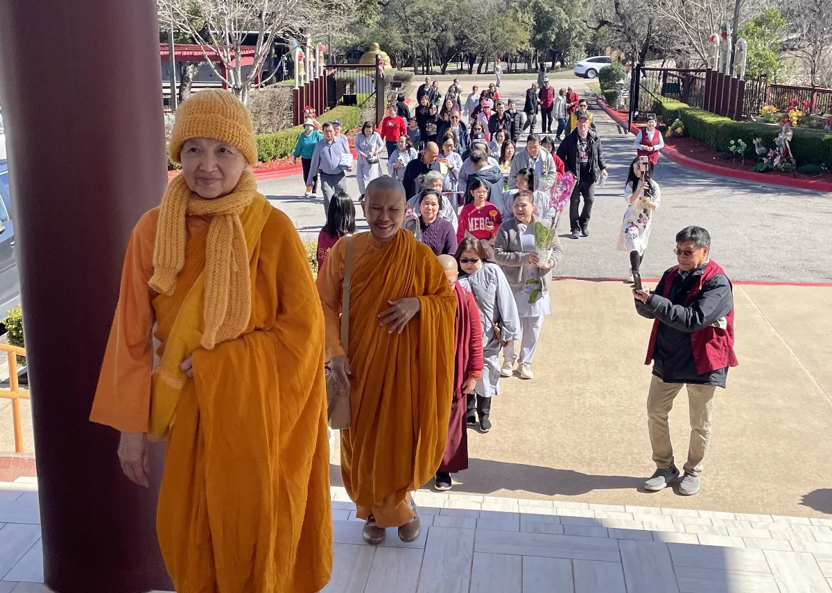 Venerable Bilian from Jade Peace Temple Led Devotees on a Visit to Xiang Yun Temple, Fulfilling New Year Celebration