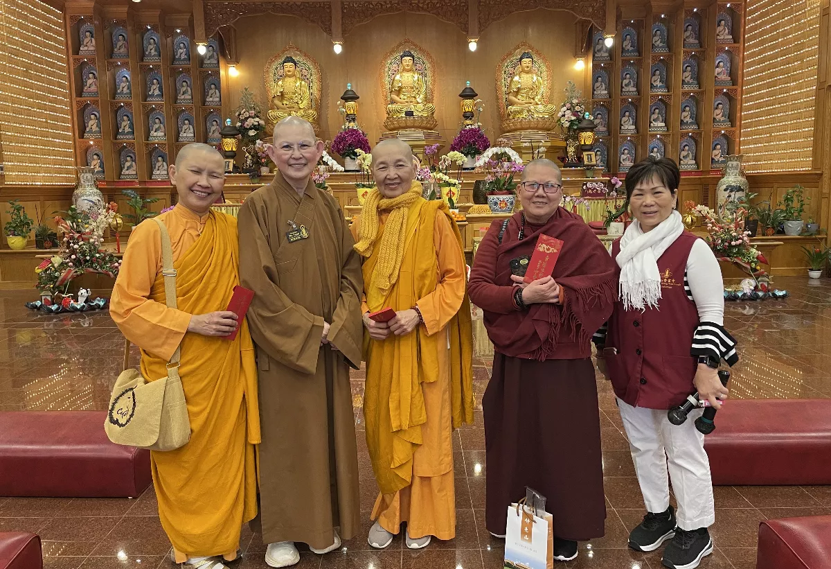 Venerable Bilian from Jade Peace Temple Led Devotees on a Visit to Xiang Yun Temple, Fulfilling New Year Celebration