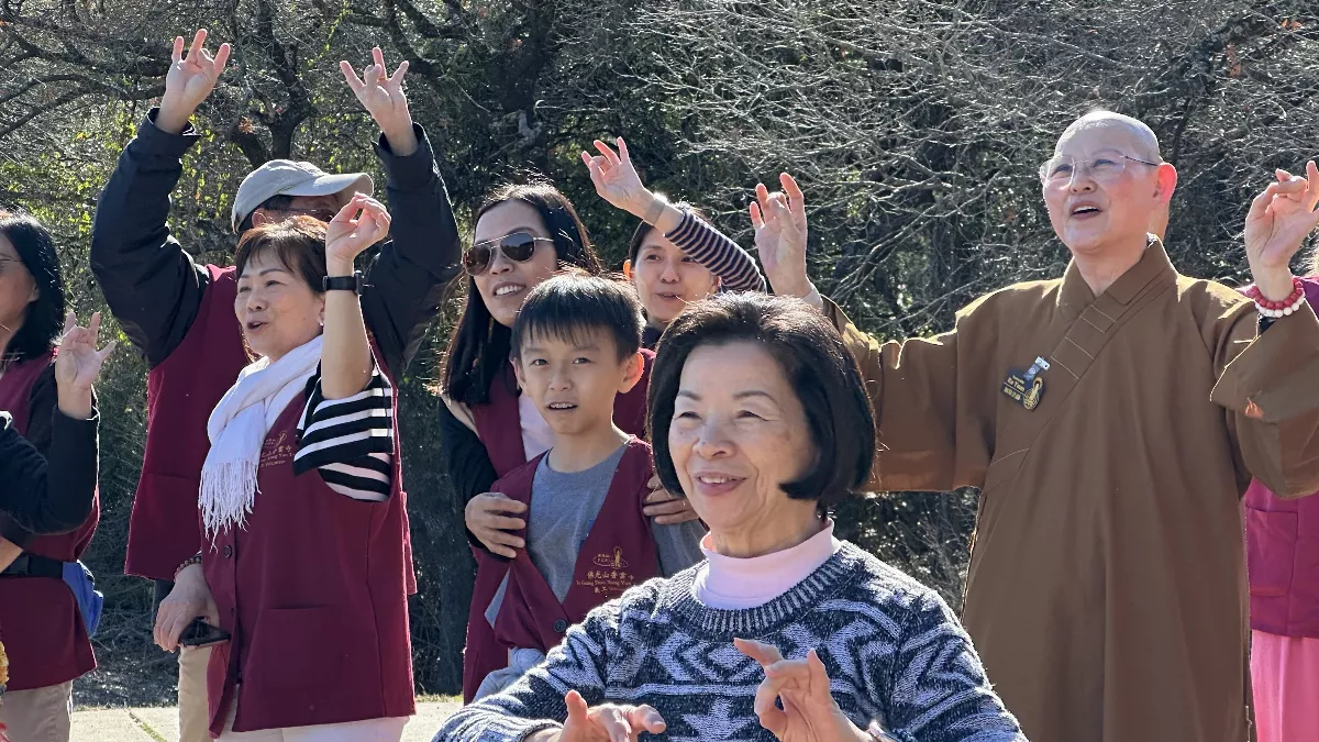 Venerable Bilian from Jade Peace Temple Led Devotees on a Visit to Xiang Yun Temple, Fulfilling New Year Celebration