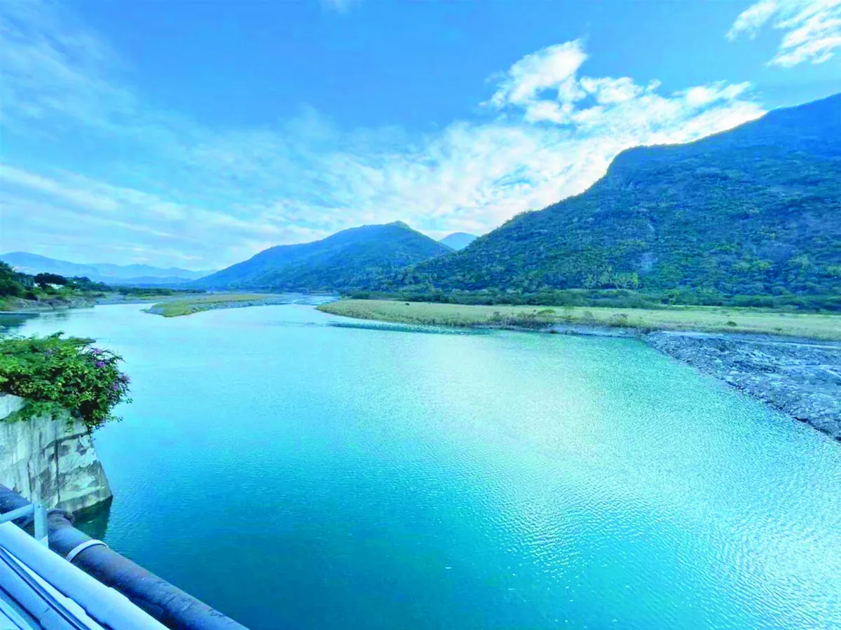 荖濃溪築堤蓄水成美景