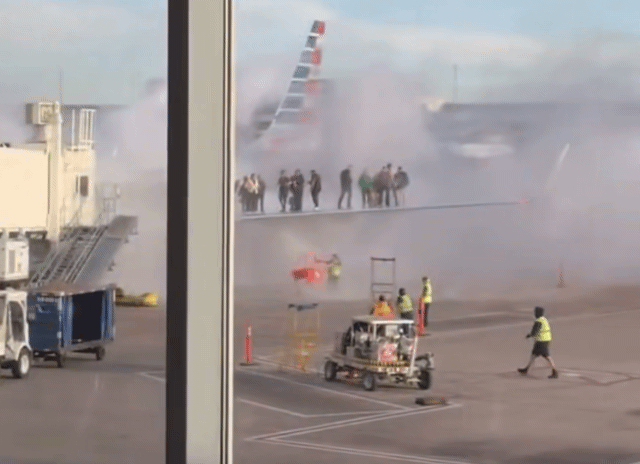 美國航空在機場登機門前起火  乘客站機翼撤離