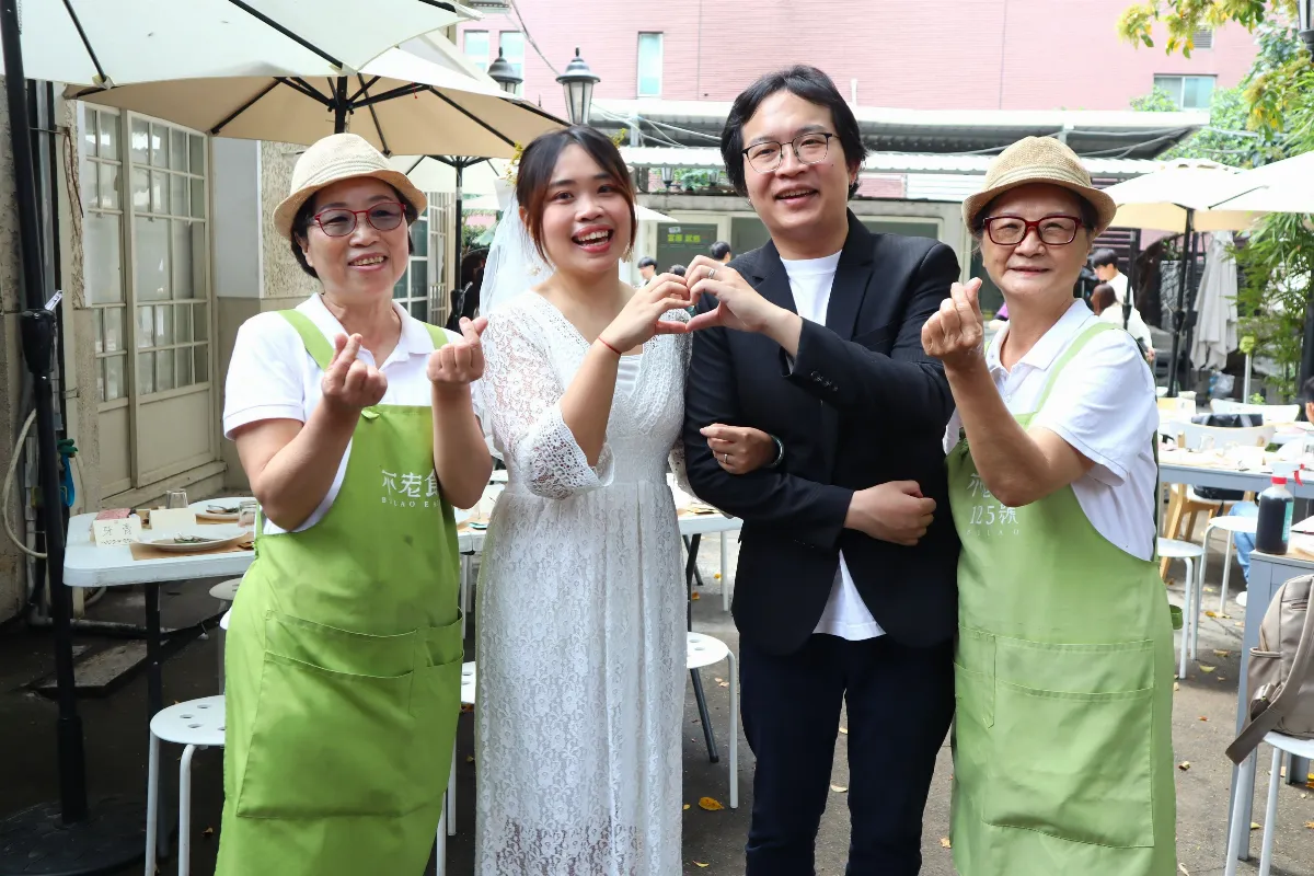 新人用婚禮挺銀髮就業 祖孫同慶「雙喜」臨門