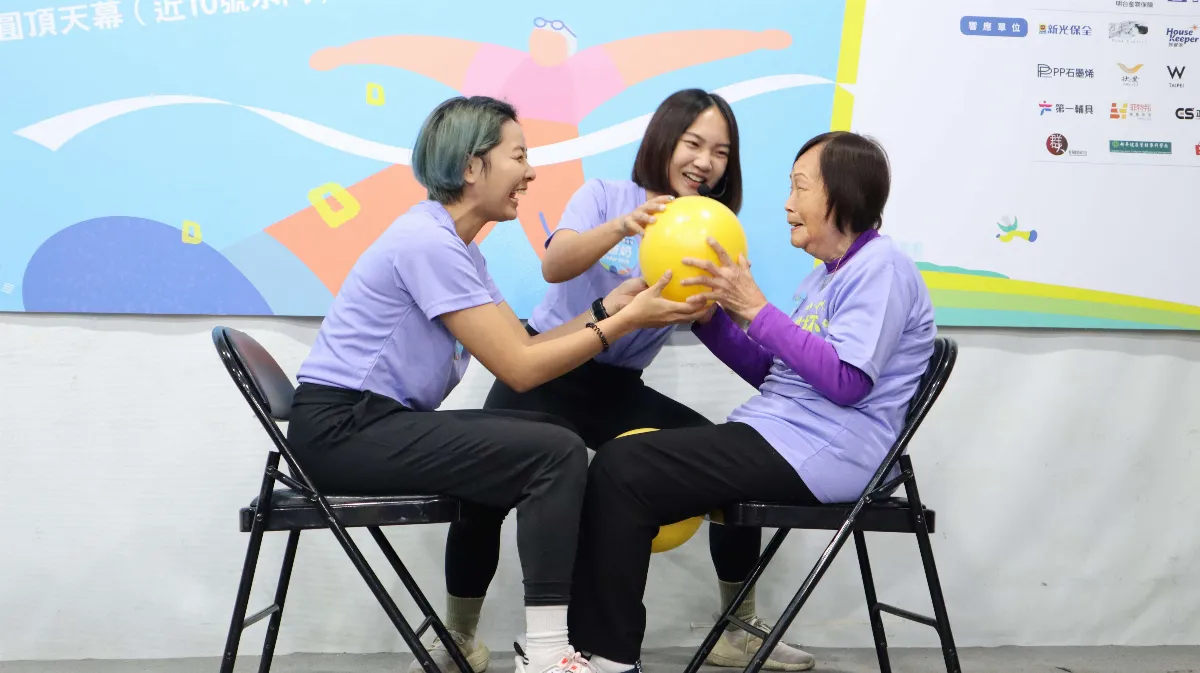 9旬嬤也來健走 累積健康紅利點數