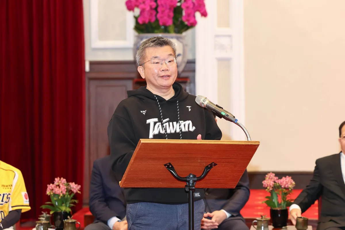 中職／穿TAIWAN帽T亮相 蔡其昌代球迷敲碗：總統府版呢？