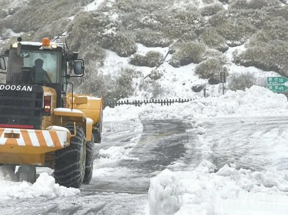合歡山近年最大「三月雪」道路積厚雪暫封路
