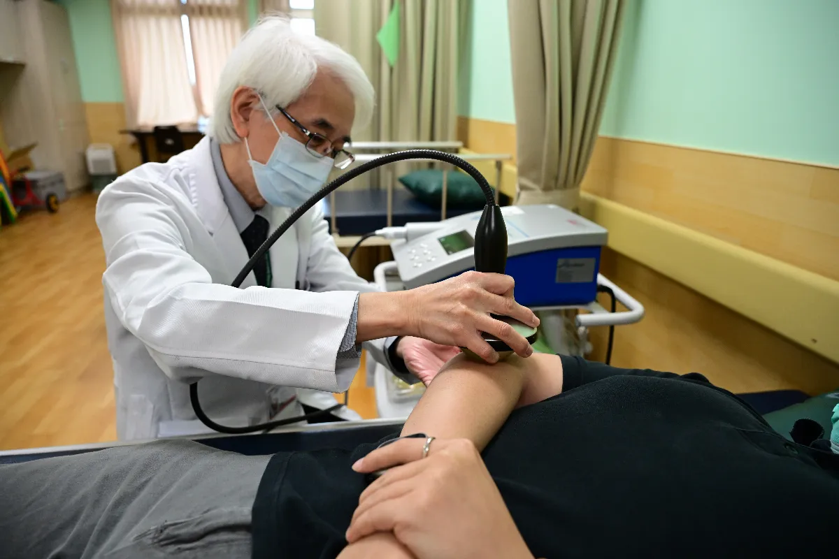 備供品掃墓趕場 5旬男慢性肌腱炎發作