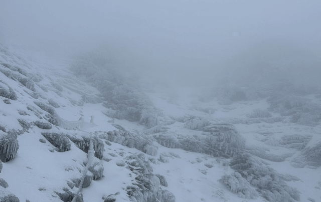 玉山急凍 主峰線鐵鍊凍出成排冰柱