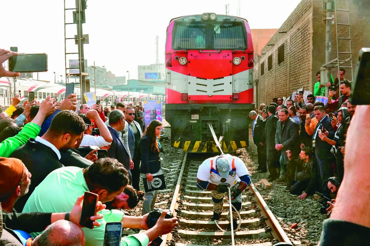 埃及大力士  靠牙齒拉動279噸火車