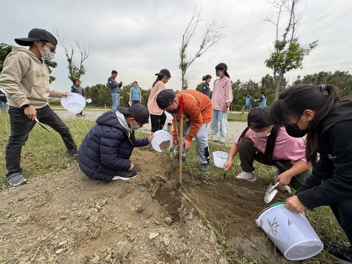 種下串接河海希望 林園海洋溼地栽植棋盤腳