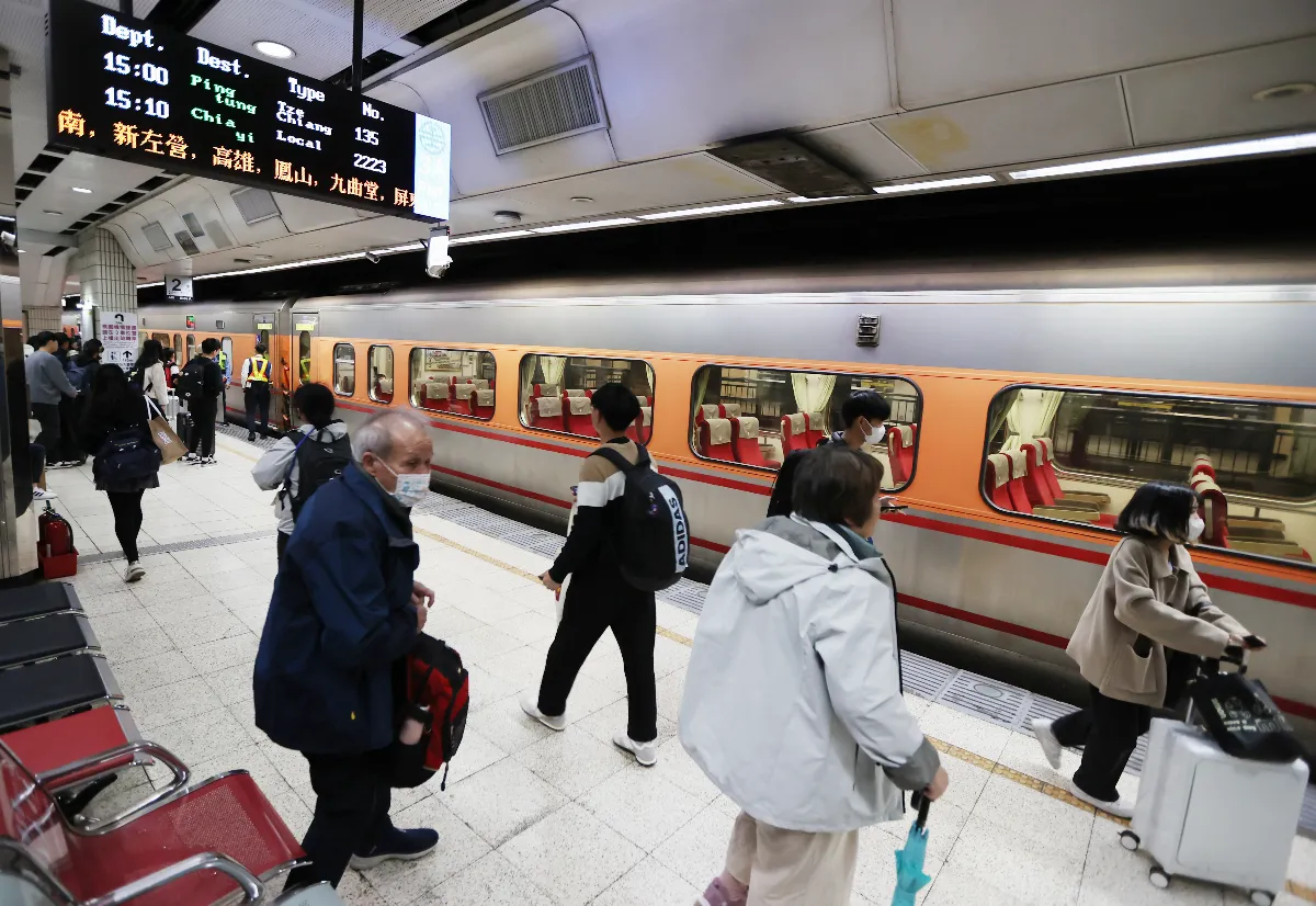 站票客擠車廂 台鐵擬縮短電子票證可搭里程