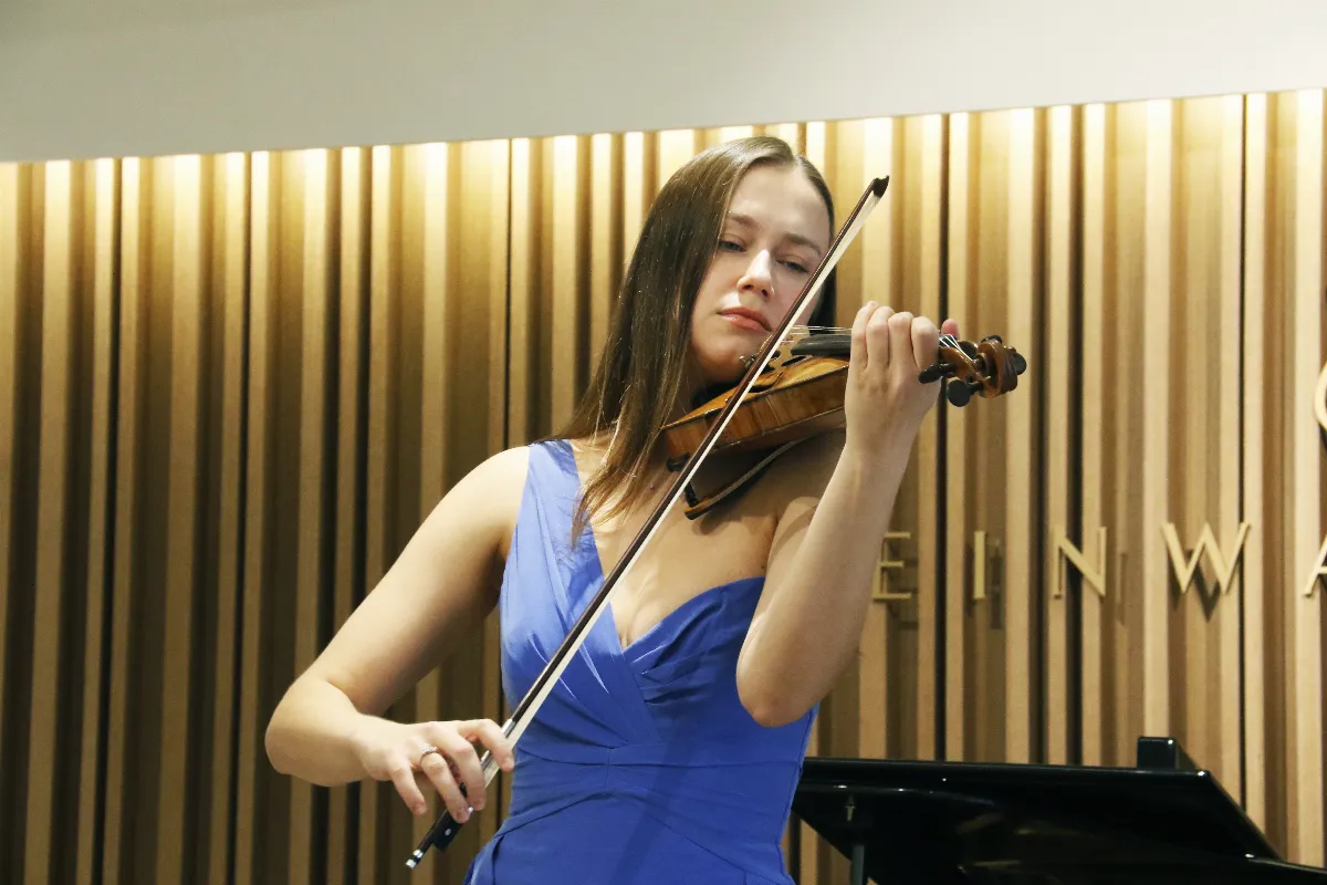 小提琴家克莉絲汀．巴拉娜斯首訪台灣　獻演「樂影畫音」音樂會