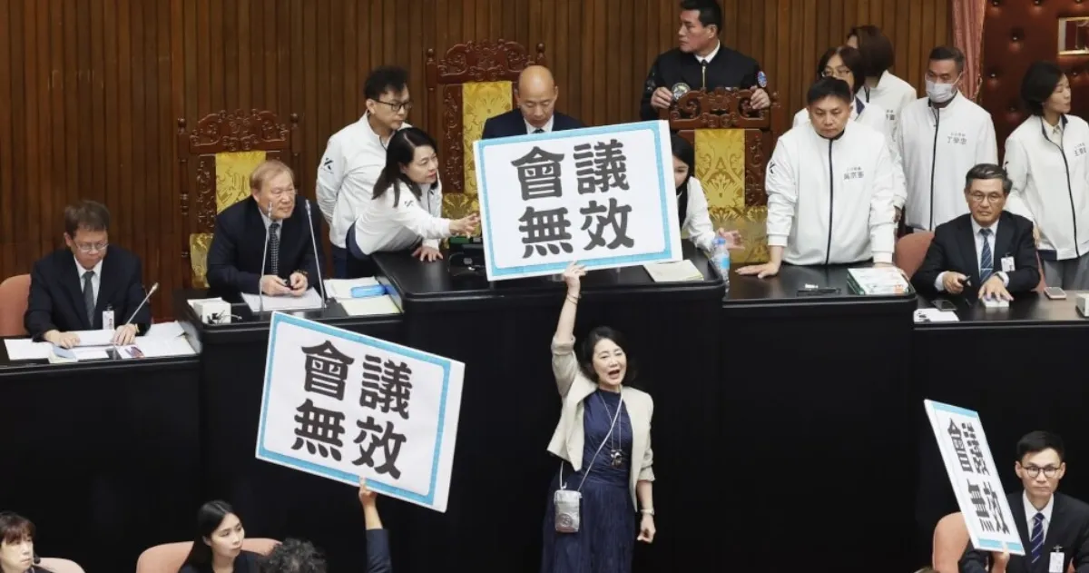 藍白立院突襲 反廢死反戒嚴公投逕付二讀