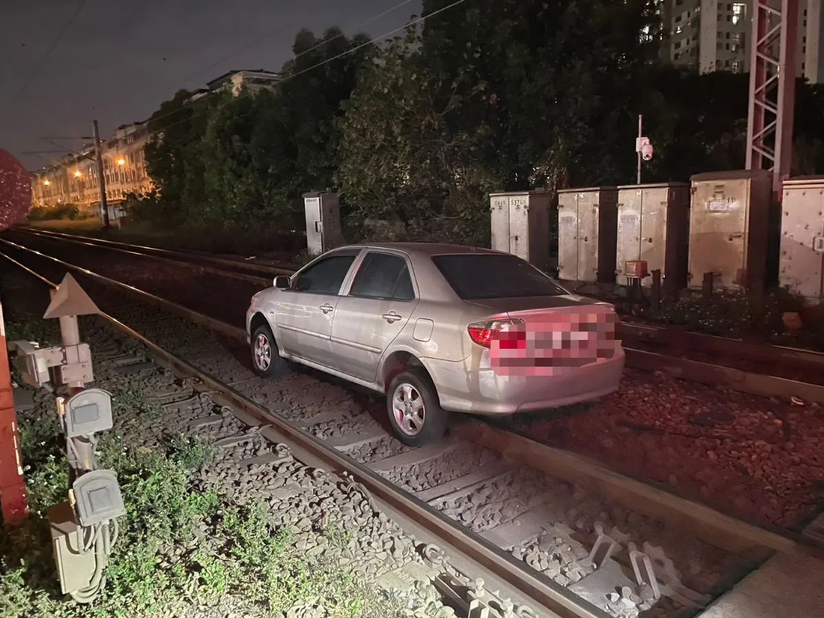 轎車誤闖鐵軌造成大誤點 台鐵報警並求償