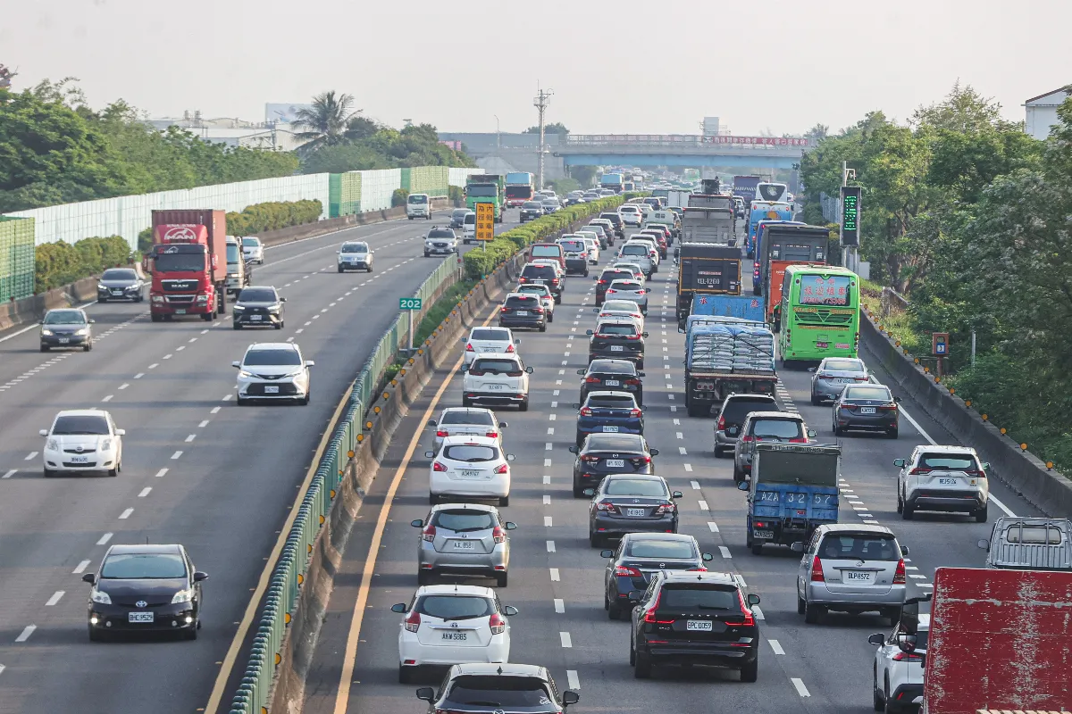 高公局估連假首日交通量達平日1.5倍 明易塞路段曝